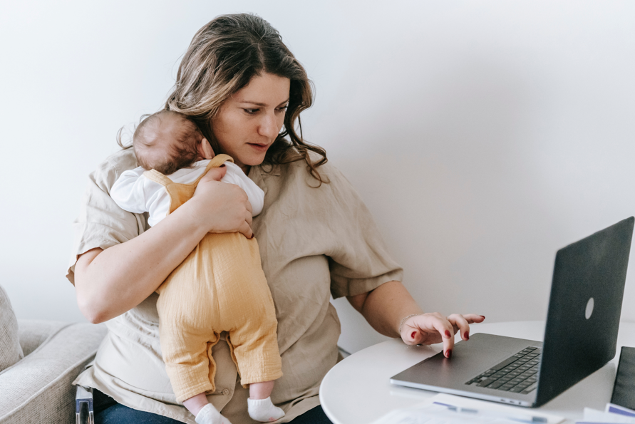 Jadi Seorang Ibu Hebat Nggak Berarti Harus Bisa Multitasking? Ini Alasannya!​